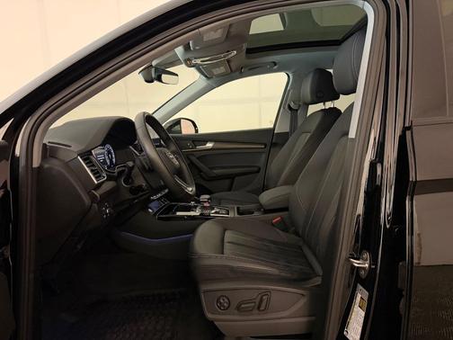 Brilliant Black 2025 Audi Q5 40 Premium