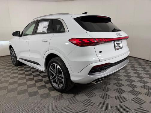 Glacier White Metallic 2026 Audi Q5