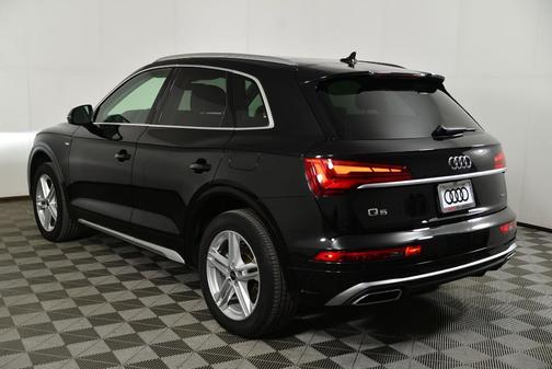 Mythos Black Metallic 2023 Audi Q5 e 55 S line quattro Premium