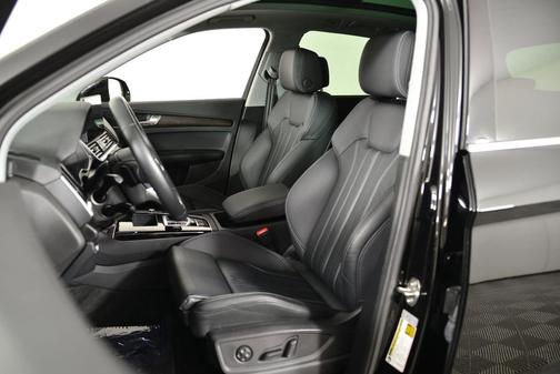 Mythos Black Metallic 2023 Audi Q5 e 55 S line quattro Premium