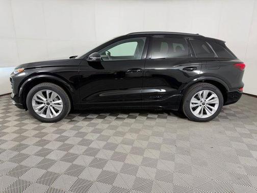 Mythos Black Metallic 2025 Audi Q6 e-tron Premium