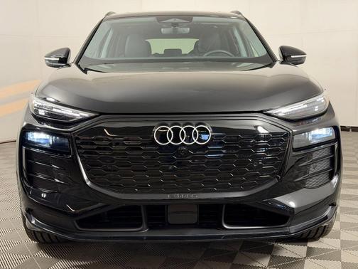 Mythos Black Metallic 2025 Audi Q6 e-tron Premium