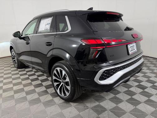 Mythos Black Metallic 2026 Audi Q3 S line
