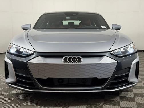 Florett Silver Metallic 2023 Audi e-tron GT Prestige