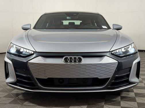Florett Silver Metallic 2023 Audi e-tron GT Prestige