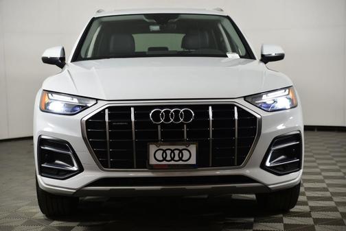 Glacier White Metallic 2023 Audi Q5 40 Premium