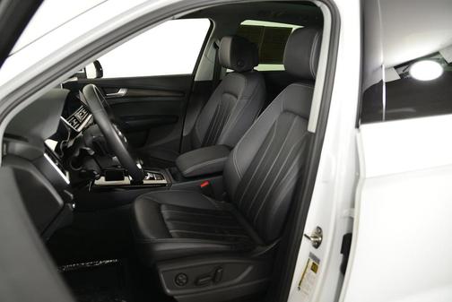Glacier White Metallic 2023 Audi Q5 40 Premium
