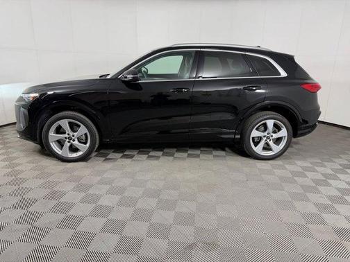 Mythos Black Metallic 2025 Audi Q5 2.0T quattro Premium