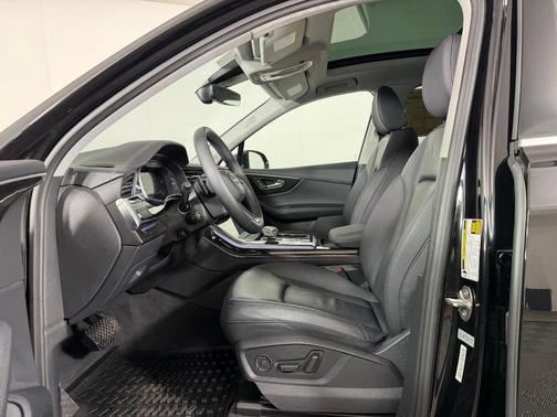 Mythos Black Metallic 2023 Audi Q7 55 Premium Plus