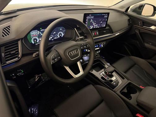 Daytona Gray Pearl Effect 2025 Audi Q5 55 S line quattro Premium