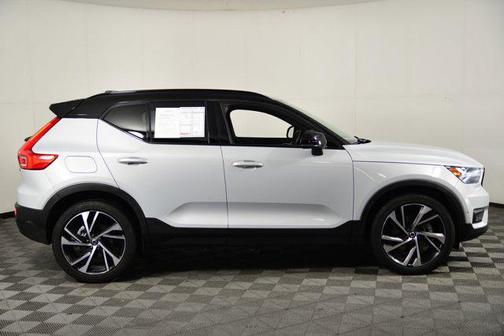 2022 Volvo XC40 T5 R-Design