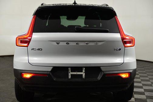 2022 Volvo XC40 T5 R-Design