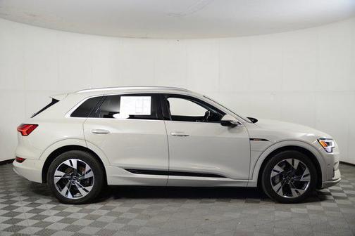 2022 Audi e-tron Premium Plus