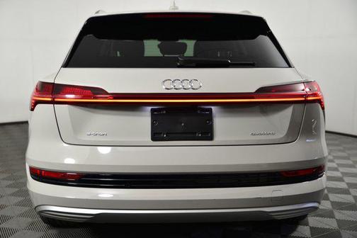 2022 Audi e-tron Premium Plus