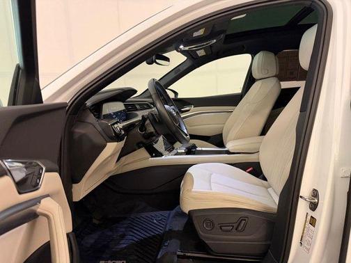Glacier White Metallic 2024 Audi Q8 e-tron S line Premium