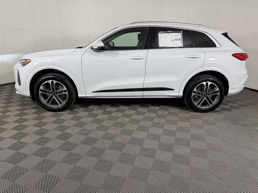 Glacier White Metallic 2026 Audi Q5