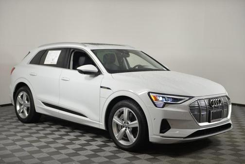 Photo 2 of 32 of 2019 Audi e-tron Premium Plus