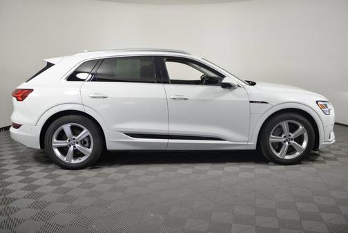 Photo 3 of 33 of 2019 Audi e-tron Premium Plus