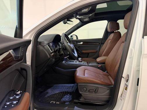 Glacier White Metallic 2019 Audi Q5 2.0T Premium Plus