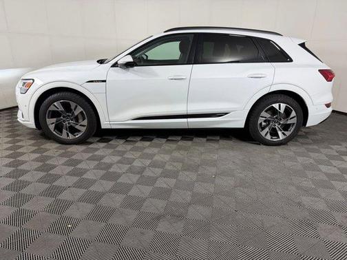 Glacier White Metallic 2021 Audi e-tron Premium
