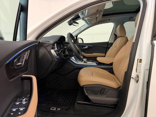 Glacier White Metallic 2025 Audi Q7 45 Premium