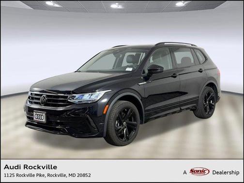 Deep Black Pearl Effect 2024 Volkswagen Tiguan 2.0T SE R-Line Black