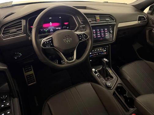 Deep Black Pearl Effect 2024 Volkswagen Tiguan 2.0T SE R-Line Black