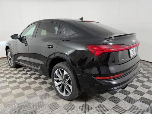 Mythos Black Metallic 2021 Audi e-tron Premium Plus