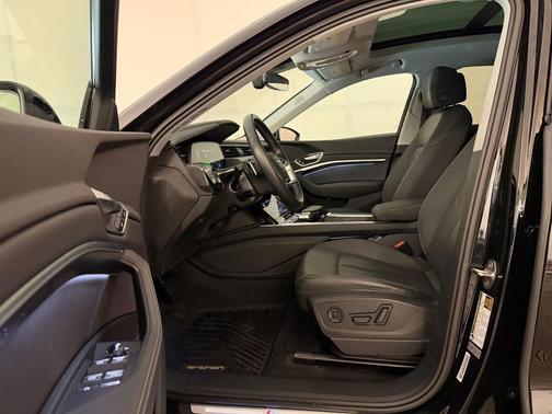 Mythos Black Metallic 2021 Audi e-tron Premium Plus