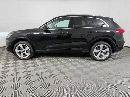 Mythos Black Metallic 2025 Audi Q5 2.0T quattro Premium