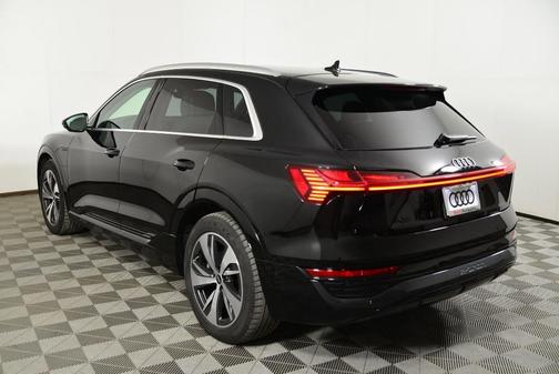 Mythos Black Metallic 2024 Audi Q8 e-tron Premium