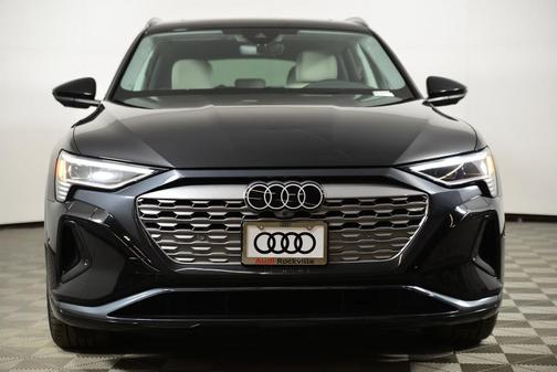 Mythos Black Metallic 2024 Audi Q8 e-tron Premium