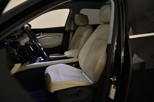 Mythos Black Metallic 2024 Audi Q8 e-tron Premium