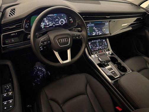 Glacier White Metallic 2023 Audi Q7 45 Premium