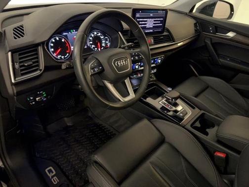 Mythos Black Metallic 2024 Audi Q5 45 S line quattro Premium