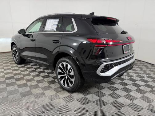 Mythos Black Metallic 2026 Audi Q3 S line