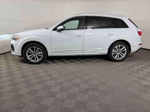 Glacier White Metallic 2025 Audi Q7 45 Premium