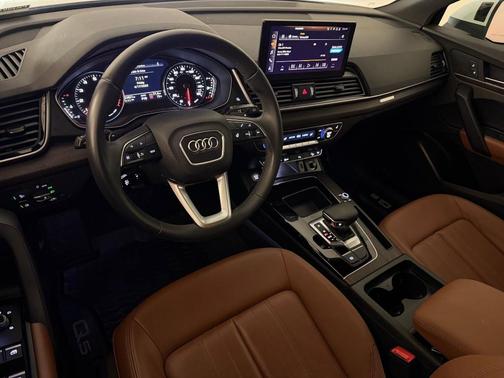 Glacier White Metallic 2024 Audi Q5 40 Premium