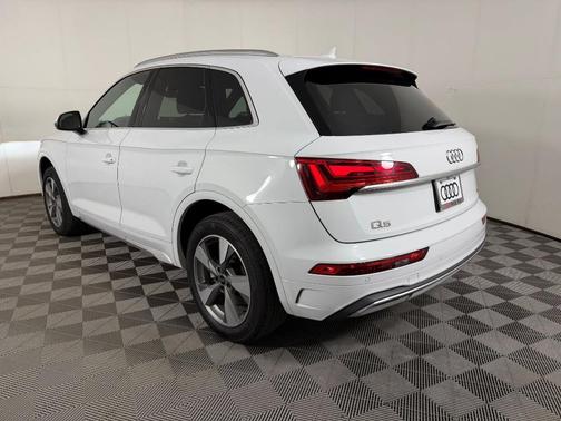Glacier White Metallic 2024 Audi Q5 40 Premium