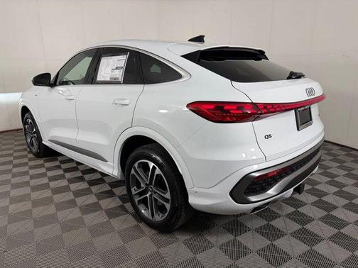 Glacier White Metallic 2026 Audi Q5 Sportback PLUS
