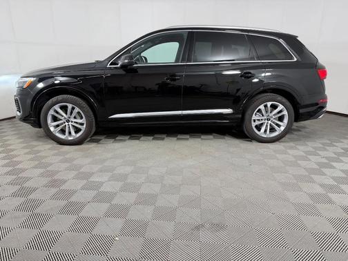 Mythos Black Metallic 2025 Audi Q7 45 Premium