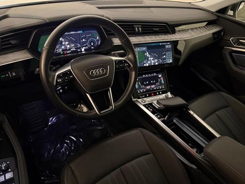 Glacier White Metallic 2022 Audi e-tron S line Premium