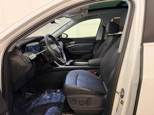 Glacier White Metallic 2022 Audi e-tron S line Premium