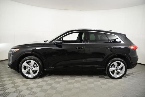 Mythos Black Metallic 2025 Audi Q5 2.0T quattro Premium