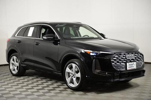 Mythos Black Metallic 2025 Audi Q5 2.0T quattro Premium