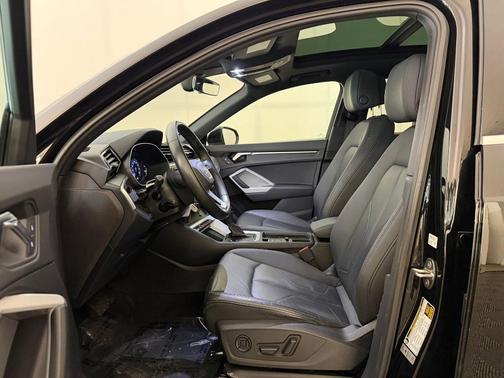 Mythos Black Metallic 2021 Audi Q3 40 Premium
