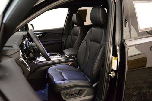 Mythos Black Metallic 2026 Audi Q7 PLUS