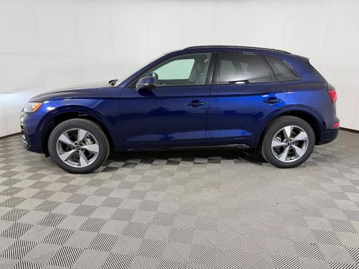 Navarra Blue Metallic 2024 Audi Q5 40 Premium