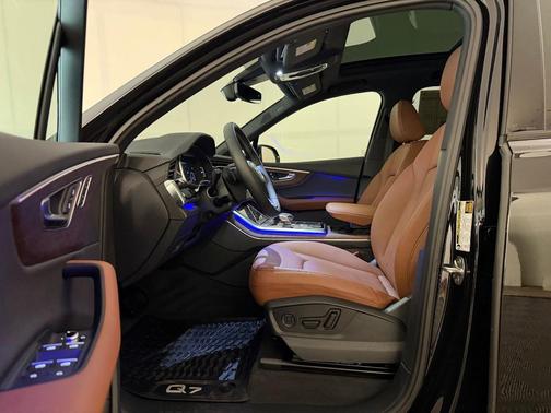 Mythos Black Metallic 2025 Audi Q7 45 Premium
