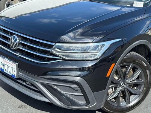 Deep Black Pearl Effect 2024 Volkswagen Tiguan 2.0T SE